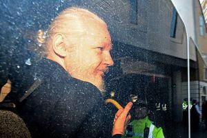 Fiscalía sueca presenta una orden de detención contra Assange por violación