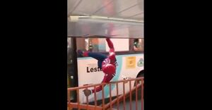 Vídeo registra momento em que ‘homem aranha’ do trenzinho da alegria faz manobra ‘arriscada’ e causa furor nas redes sociais