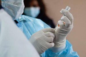 Destituyen a funcionaria de hospital del IESS por vacunarse contra el Covid-19