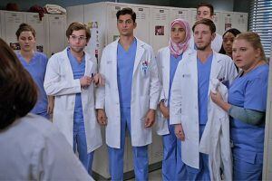 Grey's Anatomy: Ator revela sexualidade após beijar doutor na 15ª temporada