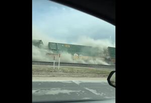 Motorista registra em vídeo impressionante descarrilamento de trem nos Estados Unidos