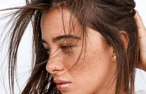 Una colorista experta nos dice cómo cubrir las canas y mantener tu color desde casa