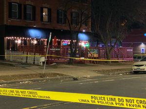 Un muerto y cuatro heridos en balacera en un club de Connecticut