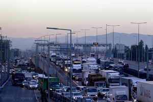 Automóviles vs movilidad sustentable: el debate por la construcción de nuevas autopistas urbanas  en Santiago