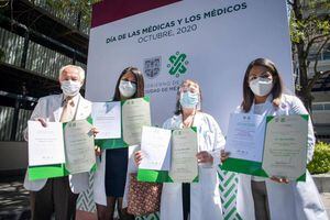 Gobierno de la CDMX reconoce a 53 trabajadores de la salud