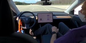 Tesla en problemas: el Autopilot se puede activar sin conductor al volante