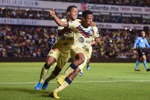 Las Águilas despluman a los Gallos Blancos