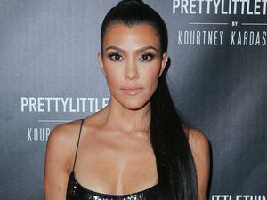 Kourtney Kardashian luce unas increíbles uñas francesas de moda este otoño, además de ¿Un embarazo?