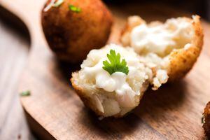 Crujientes bolitas de yuca rellenas de queso