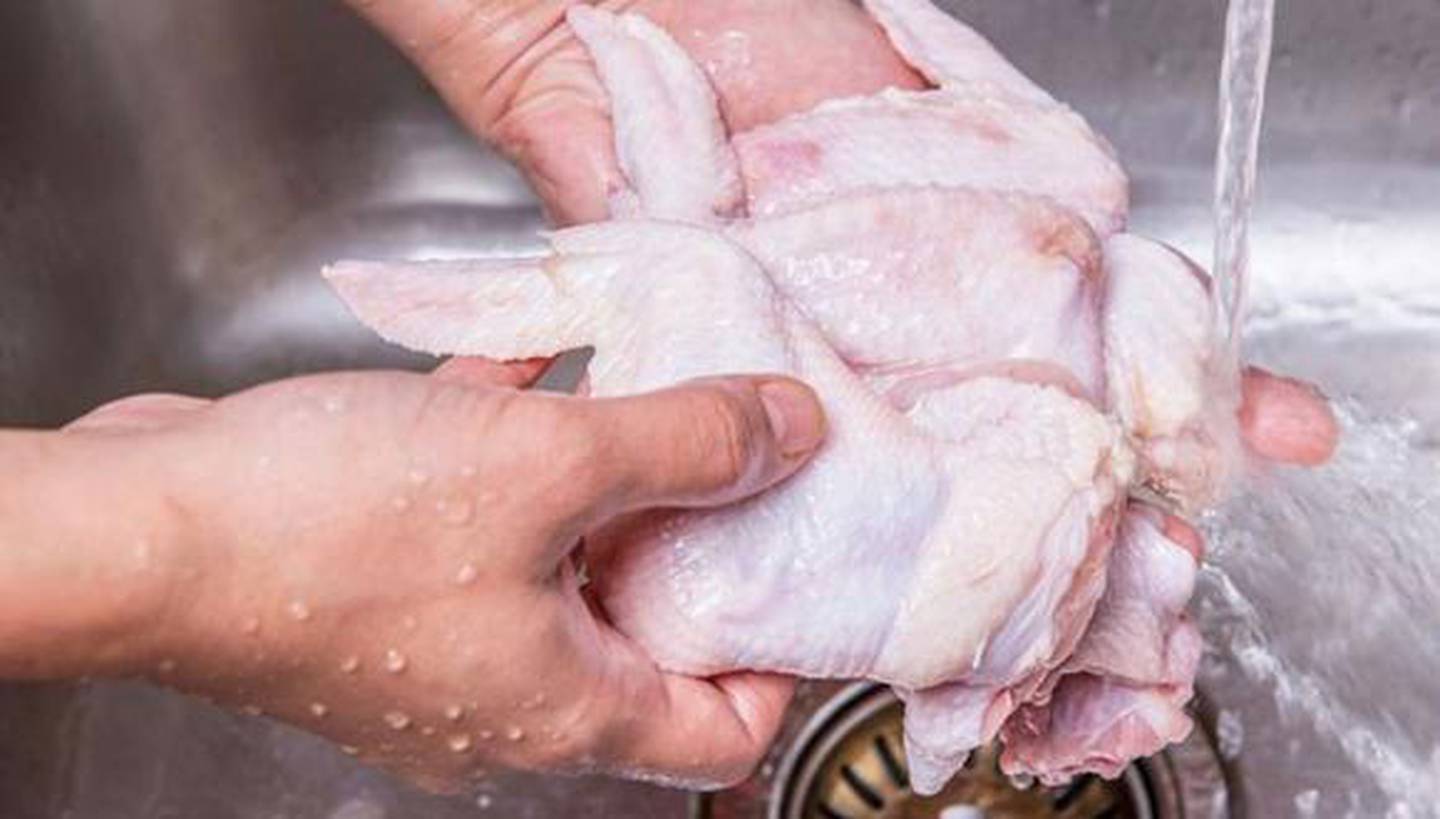 No laves el pollo con agua porque puedes esparcir bacterias