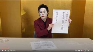 Candidato a gobernador en Japón presenta programa vestido de Joker