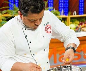 Javier Seañez dona su tiempo enseñando cocina a mujeres maltratadas