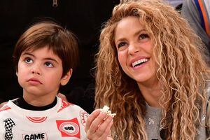Critican a Shakira por recoger a sus hijos con un atuendo "poco apropiado"