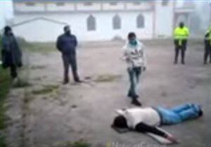 (VIDEO) Así castigan indígenas a quienes violan la cuarentena