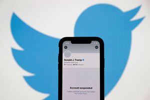 El duro golpe que sufre Twitter tras la suspensión a la cuenta de Donald Trump