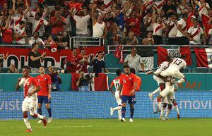 Un pésimo Chile se olvidó de su paternidad histórica y recibió un baile de Perú en Miami