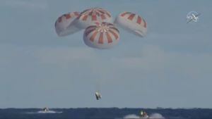 Pouco antes do previsto, espaçonave Crew Dragon da NASA completa entrada na Terra e cai no oceano