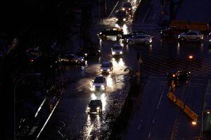 Lluvia en Santiago: cortes de luz y semáforos apagados en varias comunas tras sistema frontal