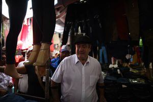 Giammattei es recibido con mariachis y cohetes en el mercado El Guarda