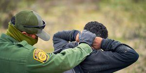 Juez de EEUU ordena suspender norma que bloquea a migrantes en la frontera