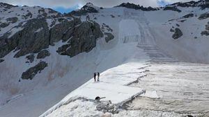 Envuelven en tela especial a glaciar alpino para evitar su derretimiento