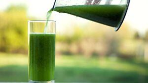 Aprende a preparar este jugo verde con apio para disminuir la celulitis de los muslos