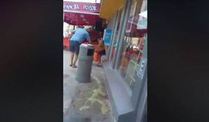 Las indignantes imágenes de un hombre que tira ácido para ahuyentar a niña indígena fuera de una tienda en Cancún