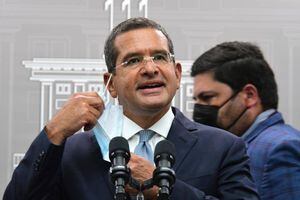 Pierluisi apuesta a la vacunación compulsoria en barras y restaurantes para frenar el COVID-19