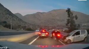 Vídeo perturbador registra grave acidente de moto contra veículos parados após outra ocorrência em rodovia