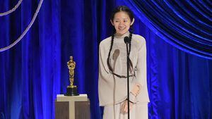 La directora Chloé Zhao hace historia en los Oscar 2021