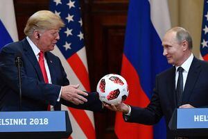 VIDEO. Putin le regala una pelota del Mundial a Trump en plena rueda de prensa