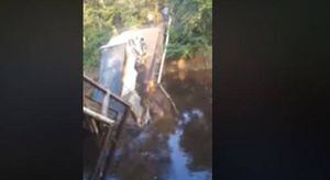 (VIDEO) Se cayó puente que comunica a dos municipios de Córdoba