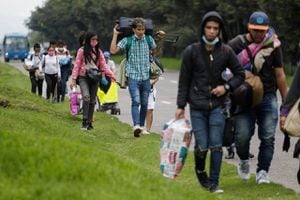 Venezolanos denuncian que no los dejan salir de Bogotá para regresar a su país