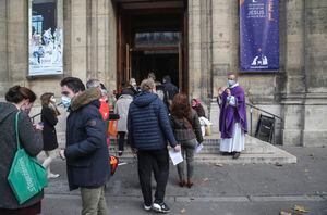 Francia reabre iglesias y templos bajo estrictas medidas restrictivas