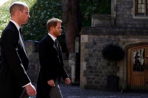 Por primera vez tras quiebre real: captan a William y Harry conversando en funeral del príncipe Felipe