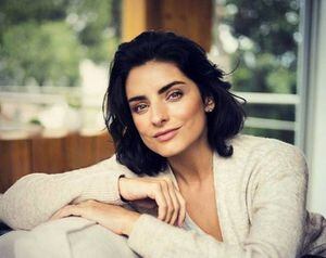 Aislinn Derbez presume su figura con un top blanco y demuestra que la soltería le sienta bien