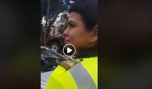 Pillan a patrullera hablando de su vida íntima en pleno operativo contra infractores