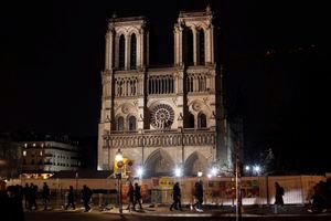 Aseguran la catedral de Notre Dame aún corre peligro