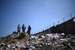 Municipalidad de San Miguel Petapa suspende recolección de basura por incendio en vertedero