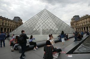 Museo Louvre en París cierra sus puertas por aglomeración de turistas