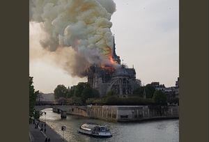 ¡Atención! Incendio consume la Catedral de Notre Dame en París