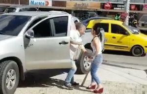 Mujer enfrentó a la amante de su marido con un bate y dejó su carro en contravía