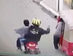 VIDEO. Captan crimen contra mototaxista que revisaba su unidad previo a iniciar labores
