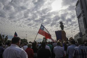 Militares en retiro se reúnen y rinden homenaje a la estatua de Baquedano