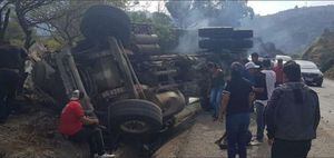 Cinco fallecidos después de que camión aplaste a un carro liviano en Loja