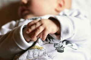 Muere un bebé tras ser olvidado por sus padres en el interior de un coche