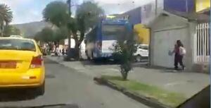 Ibarra: Bus invade vereda para evitar el tráfico