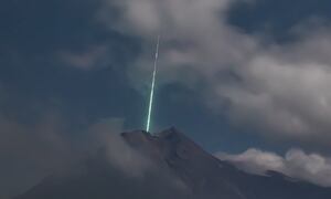 Foto impressionante registra momento em que meteorito em alta velocidade cai bem próximo de vulcão ativo