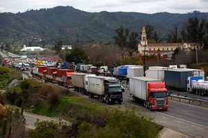 Ministro Paris hace llamado a deponer el paro de camioneros: "Ambulancias han tenido que desviarse de su ruta"