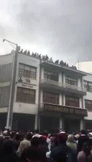 Manifestantes se toman edificio de la Gobernación de Bolívar